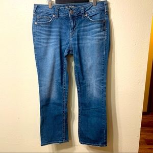 EUC Silver Jeans Dark Wash Suki Capri Jean